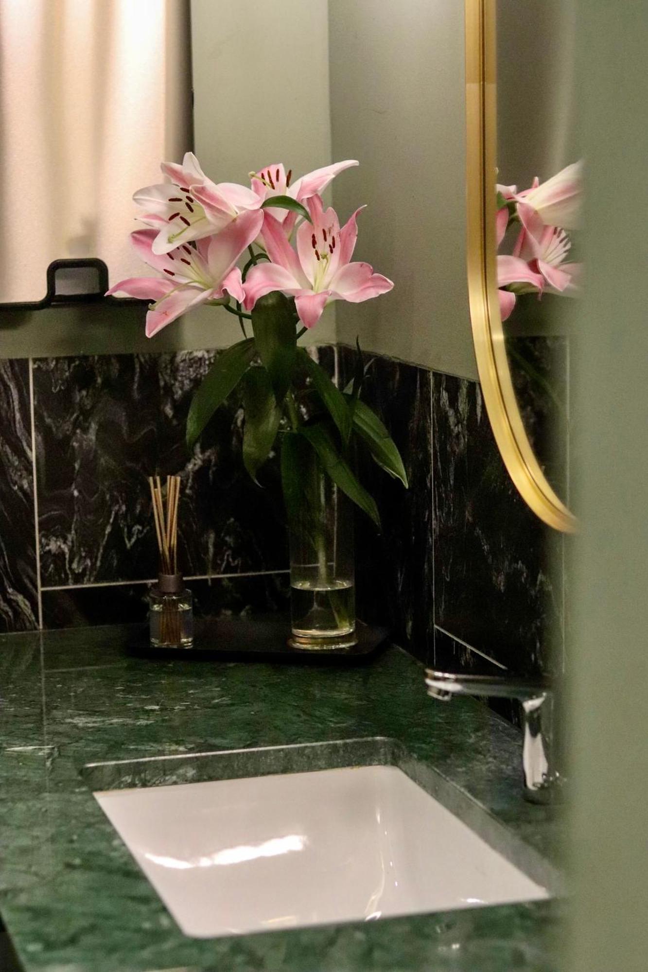 Swissotel Sarajevo Luaran gambar A reed diffuser