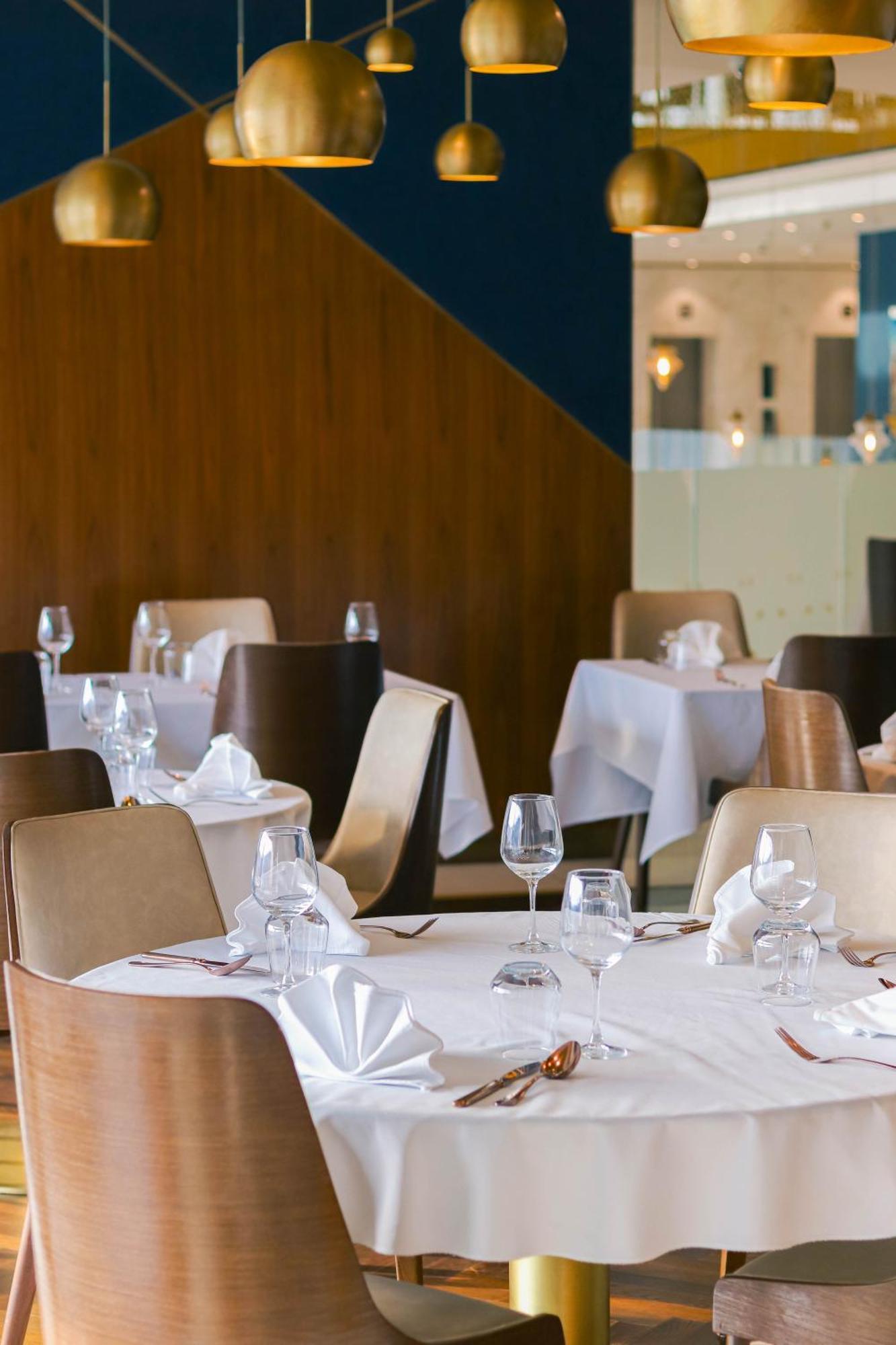 Swissotel Sarajevo Luaran gambar Restaurant interior