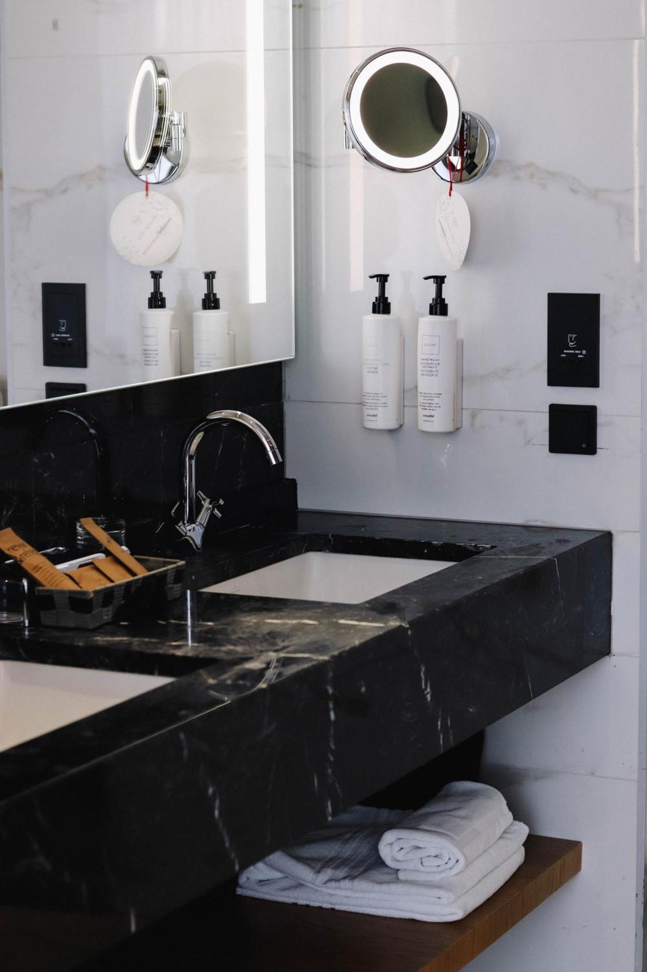 Swissotel Sarajevo Luaran gambar A bathroom with a built-in sink