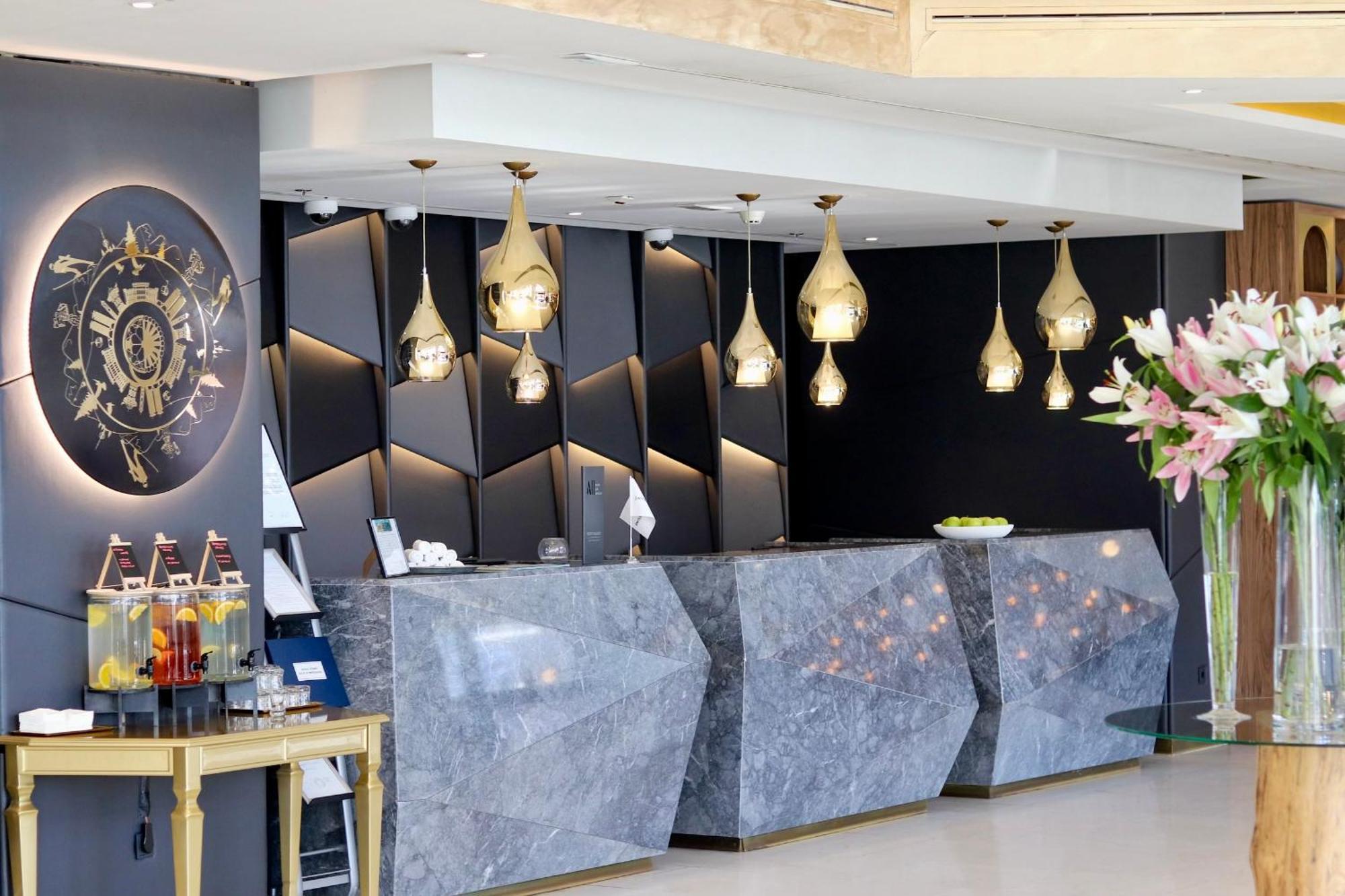 Swissotel Sarajevo Luaran gambar The reception area of the hotel