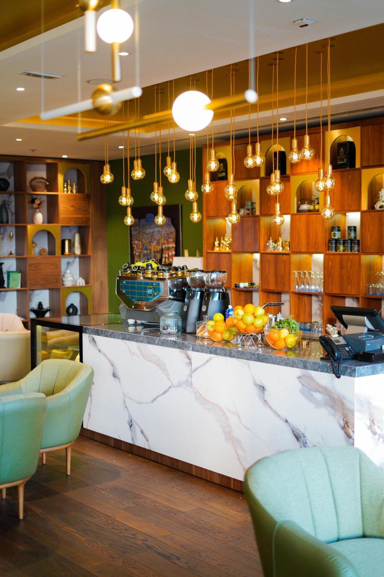 Swissotel Sarajevo Luaran gambar The bar at the hotel