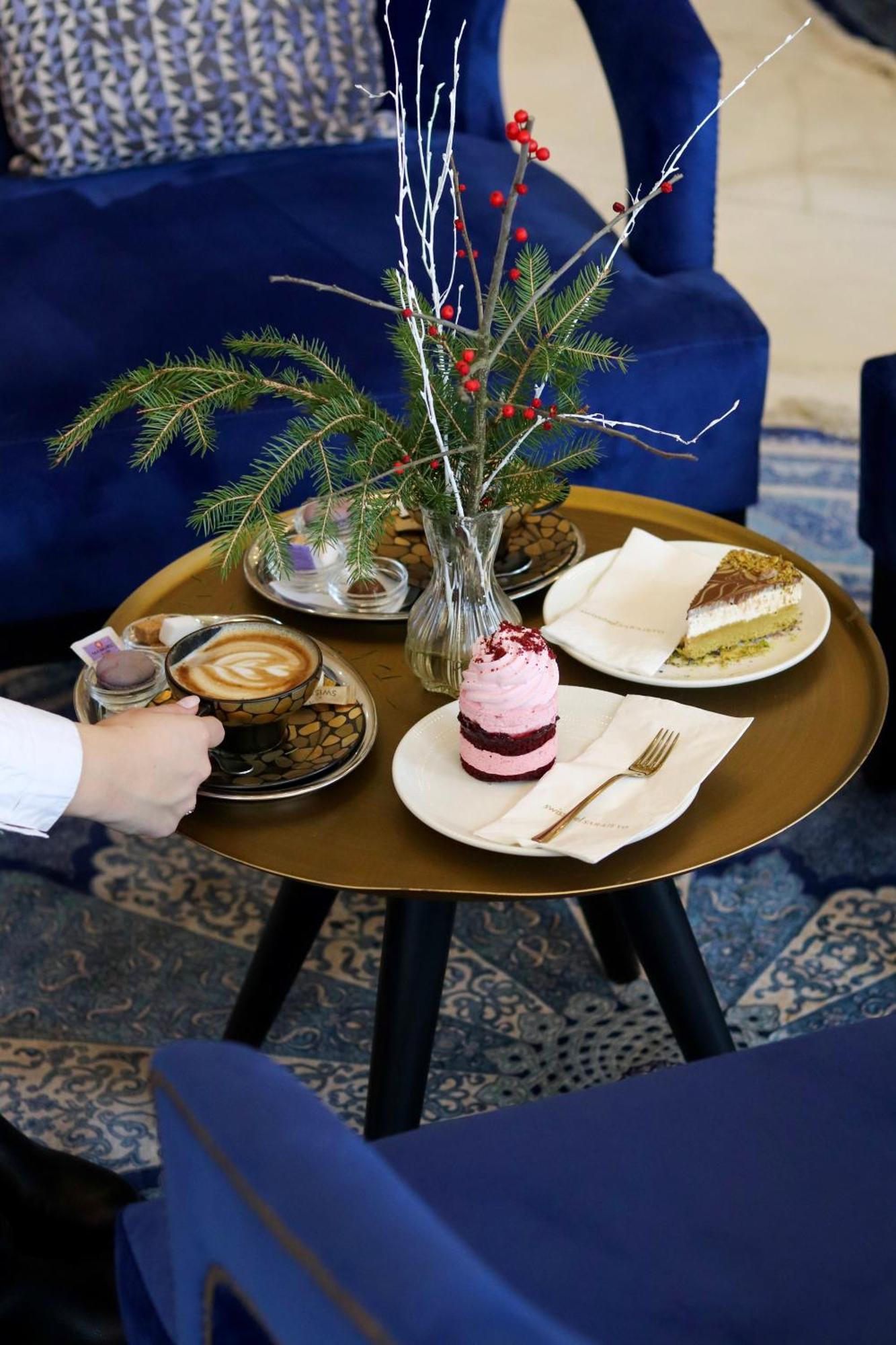 Swissotel Sarajevo Luaran gambar A selection of cakes and coffee
