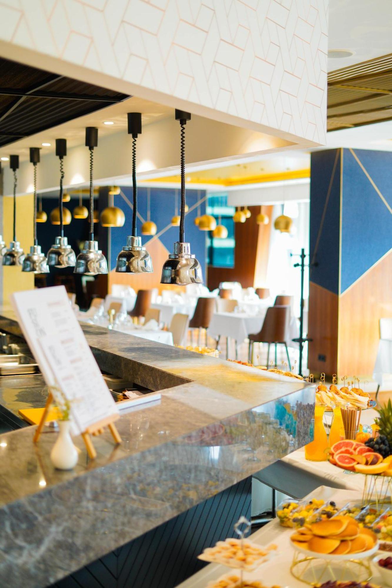 Swissotel Sarajevo Luaran gambar The bar at the hotel