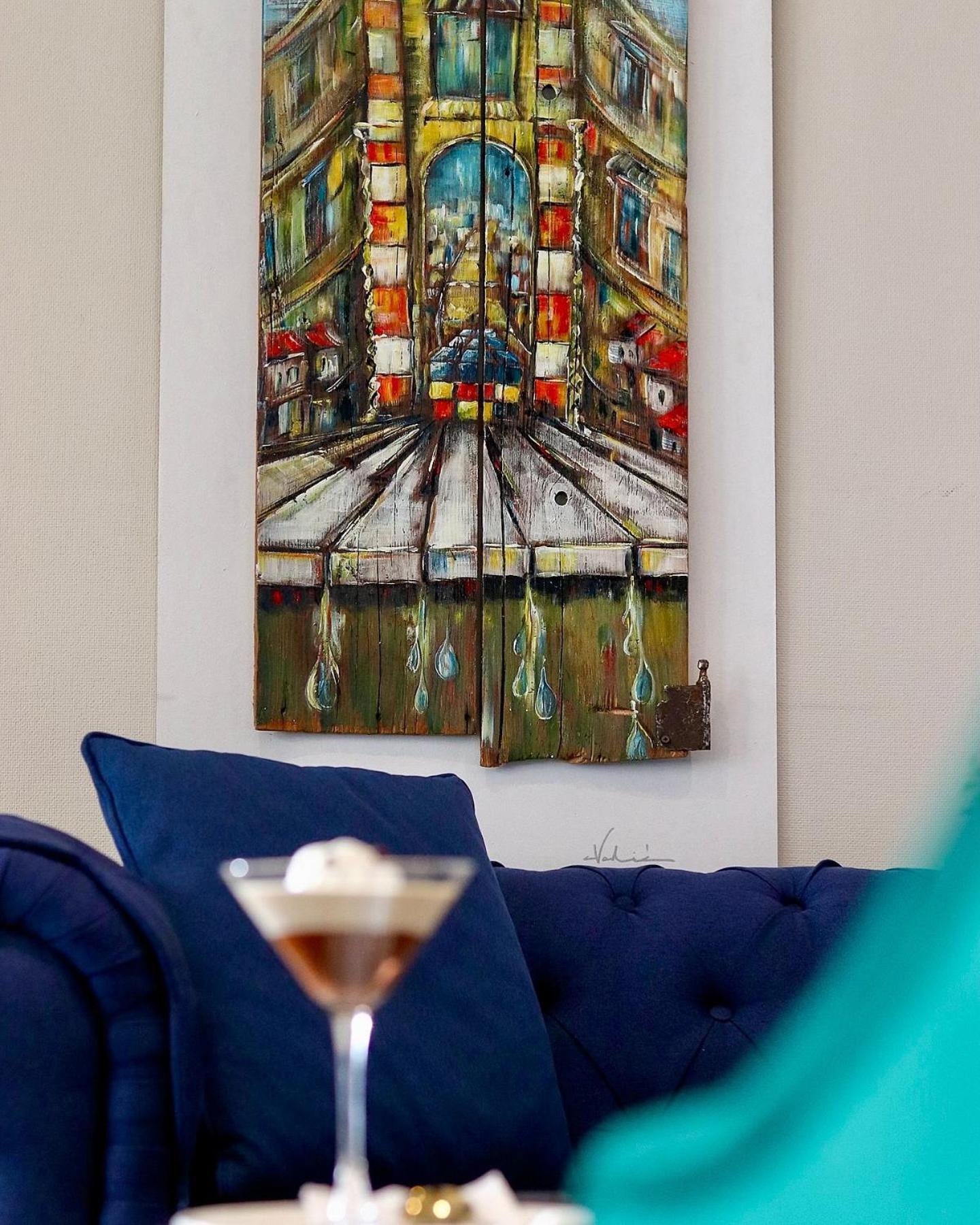 Swissotel Sarajevo Luaran gambar A painting by the artist