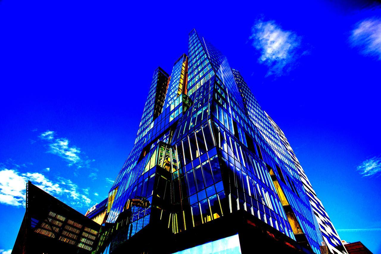 Swissotel Sarajevo Luaran gambar The building at night