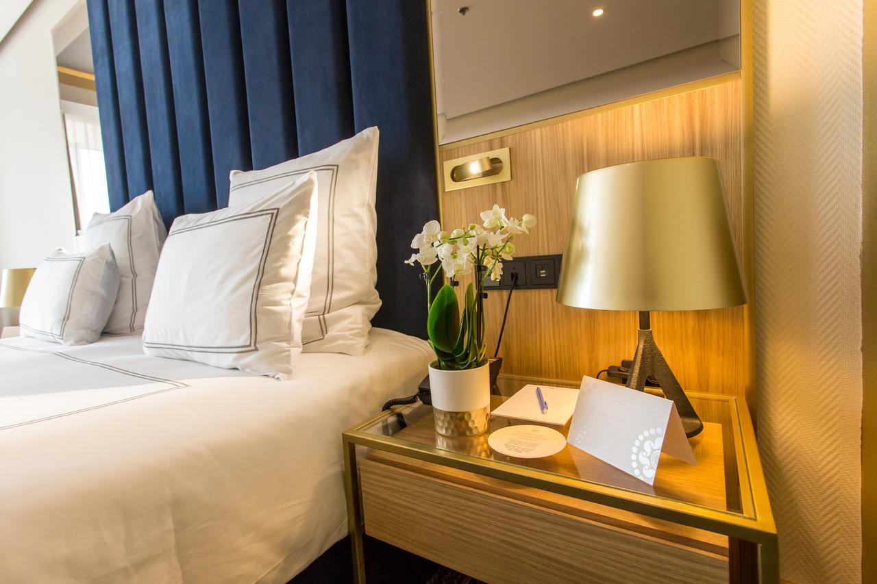 Swissotel Sarajevo Luaran gambar A bedside table