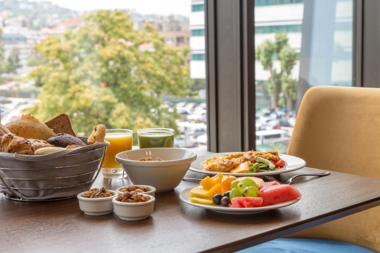 Swissotel Sarajevo Luaran gambar Breakfast at the hotel