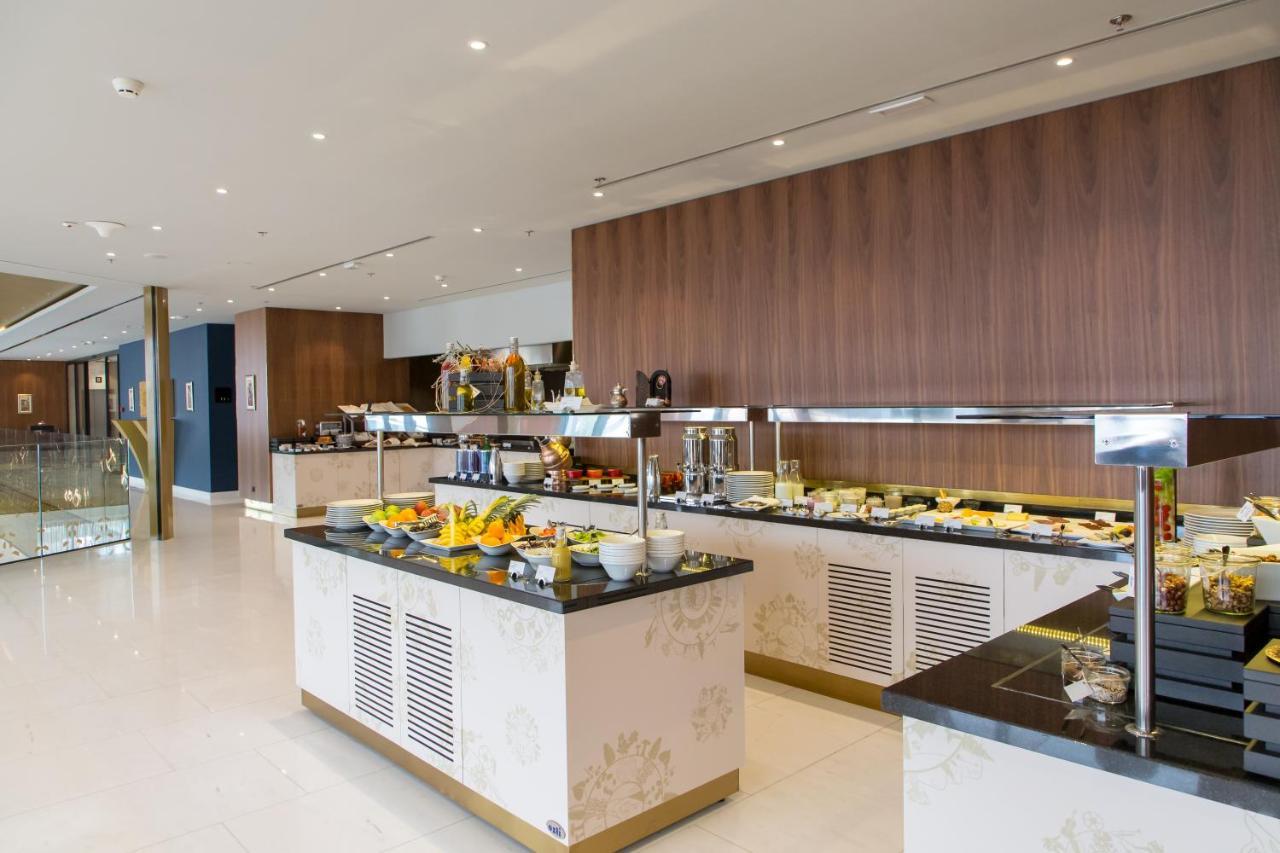 Swissotel Sarajevo Luaran gambar The buffet at the lounge