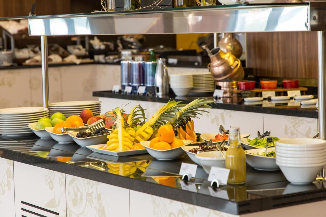 Swissotel Sarajevo Luaran gambar A buffet at a hotel