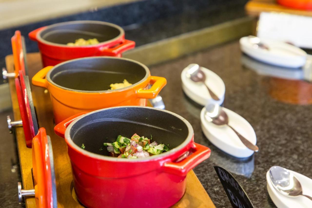 Swissotel Sarajevo Luaran gambar A Le Creuset cast iron casserole